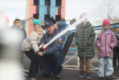 Экскурсия в пожарно-спасательную часть № 52 села Троицкое для учеников 2-А класса средней образовательной школы № 26 г. Южно-Сахалинска